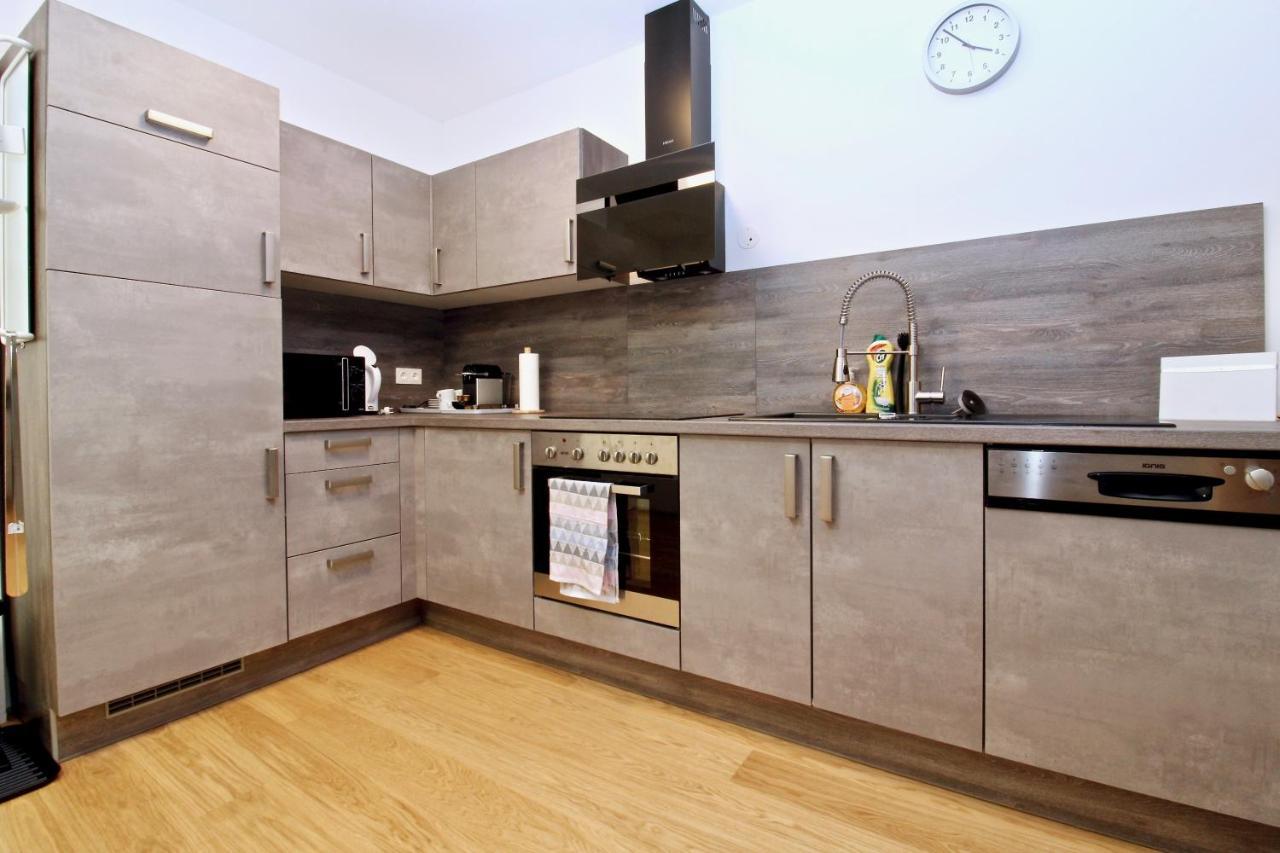 Balcony/Pool/Free Parking Garage Studio Wina Bagian luar foto