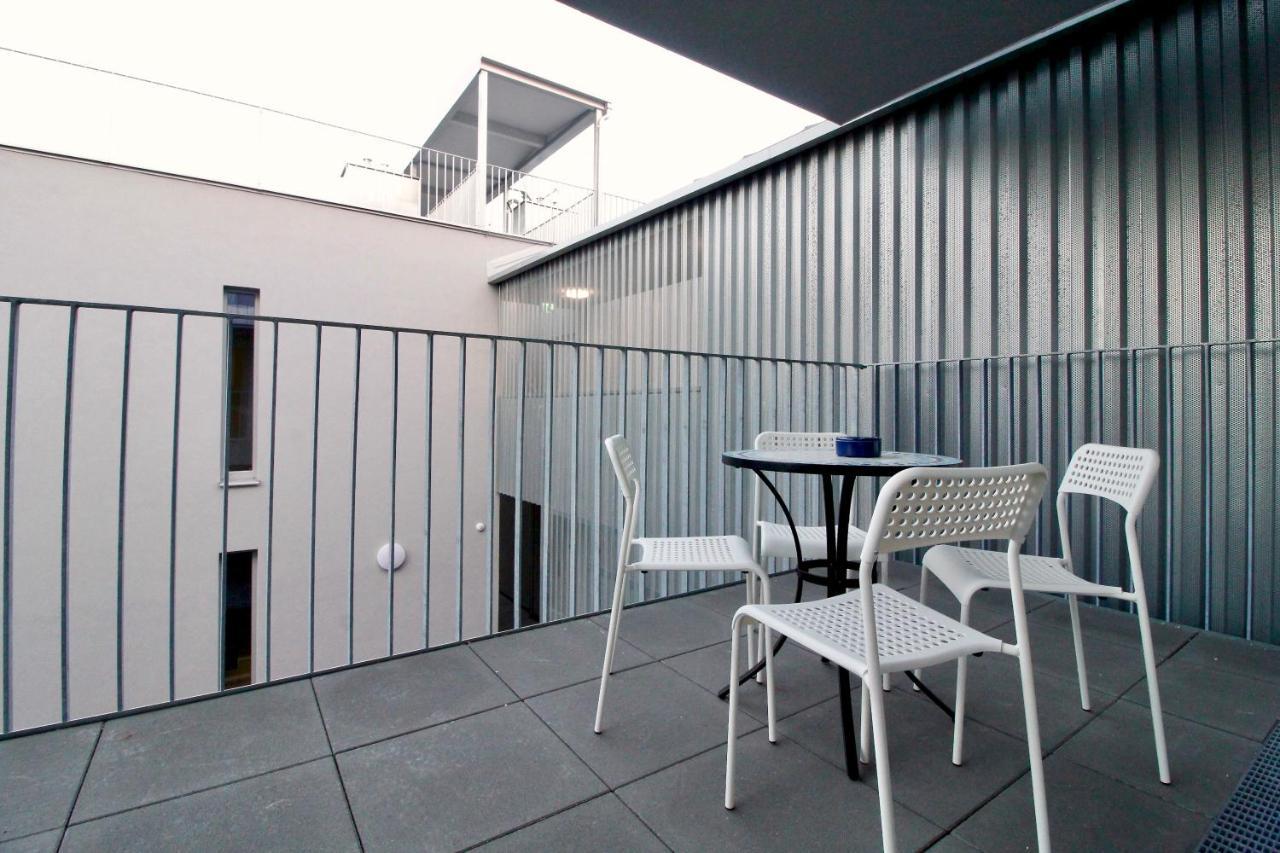 Balcony/Pool/Free Parking Garage Studio Wina Bagian luar foto