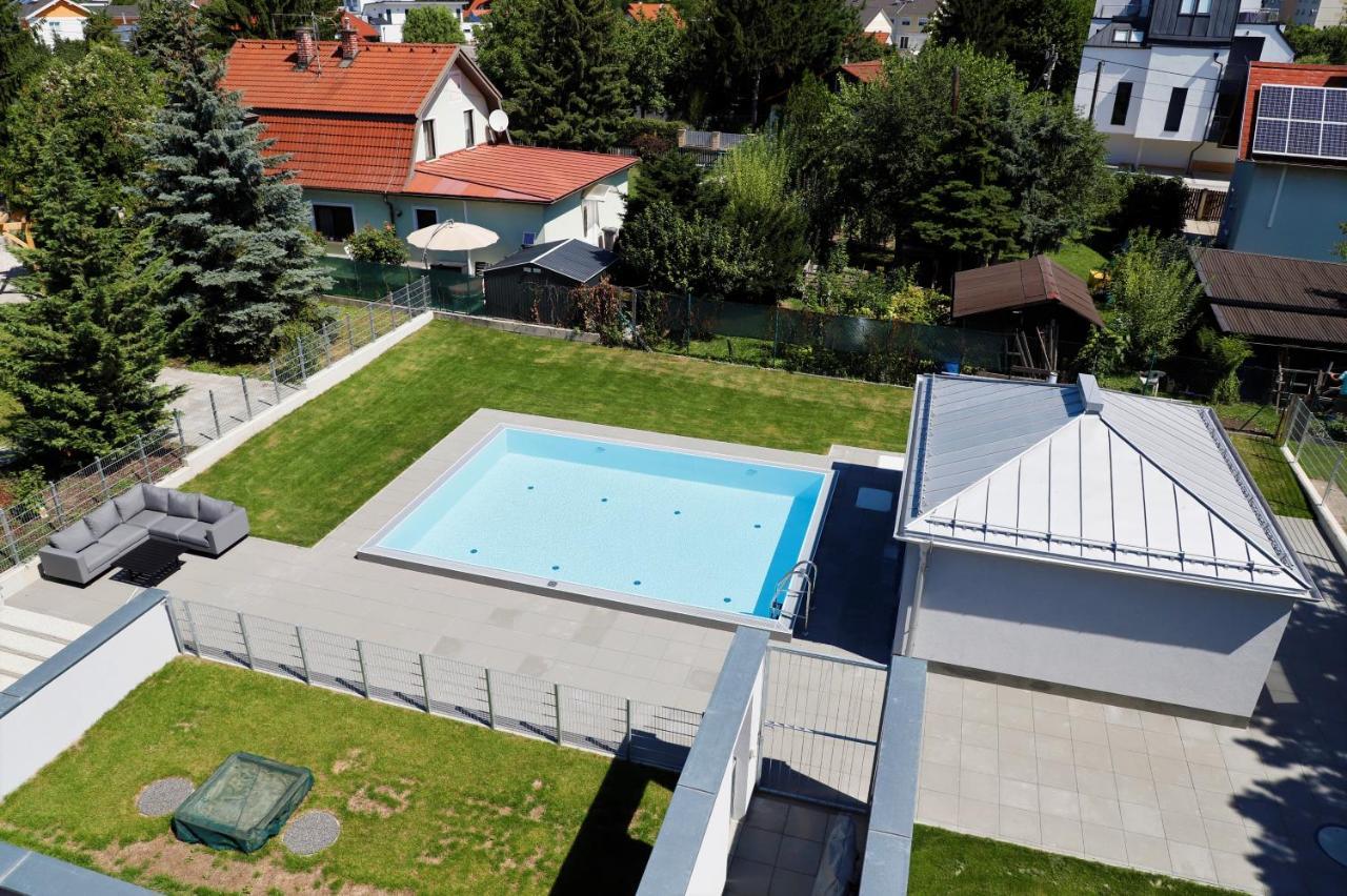 Balcony/Pool/Free Parking Garage Studio Wina Bagian luar foto