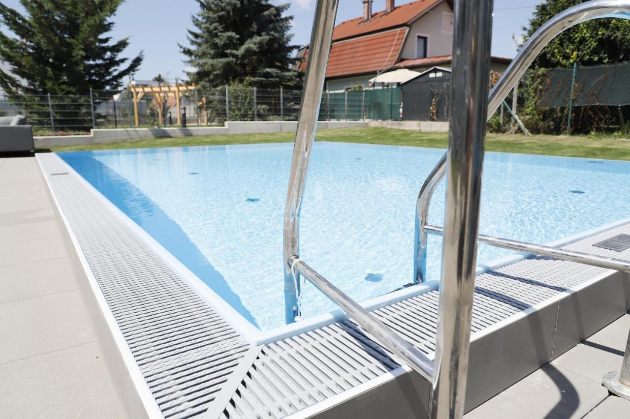 Balcony/Pool/Free Parking Garage Studio Wina Bagian luar foto